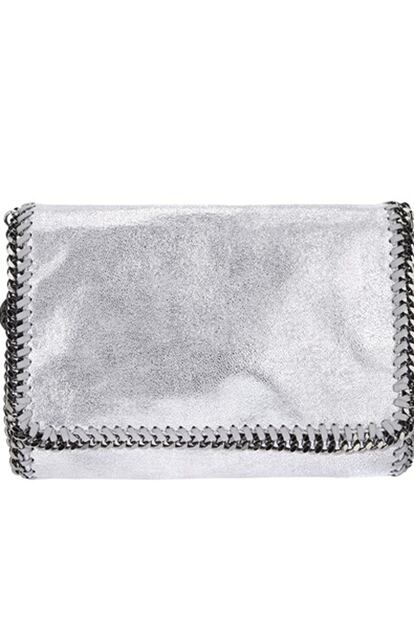 Clutch con detalle de cadena de Stella McCartney (595 euros).