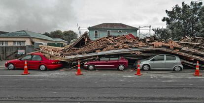 Vehículos aplastados por un edificio que ha sucumbido tras el fuerte terremoto que sacudió la localidad de Christchurch, Nueva Zelanda.