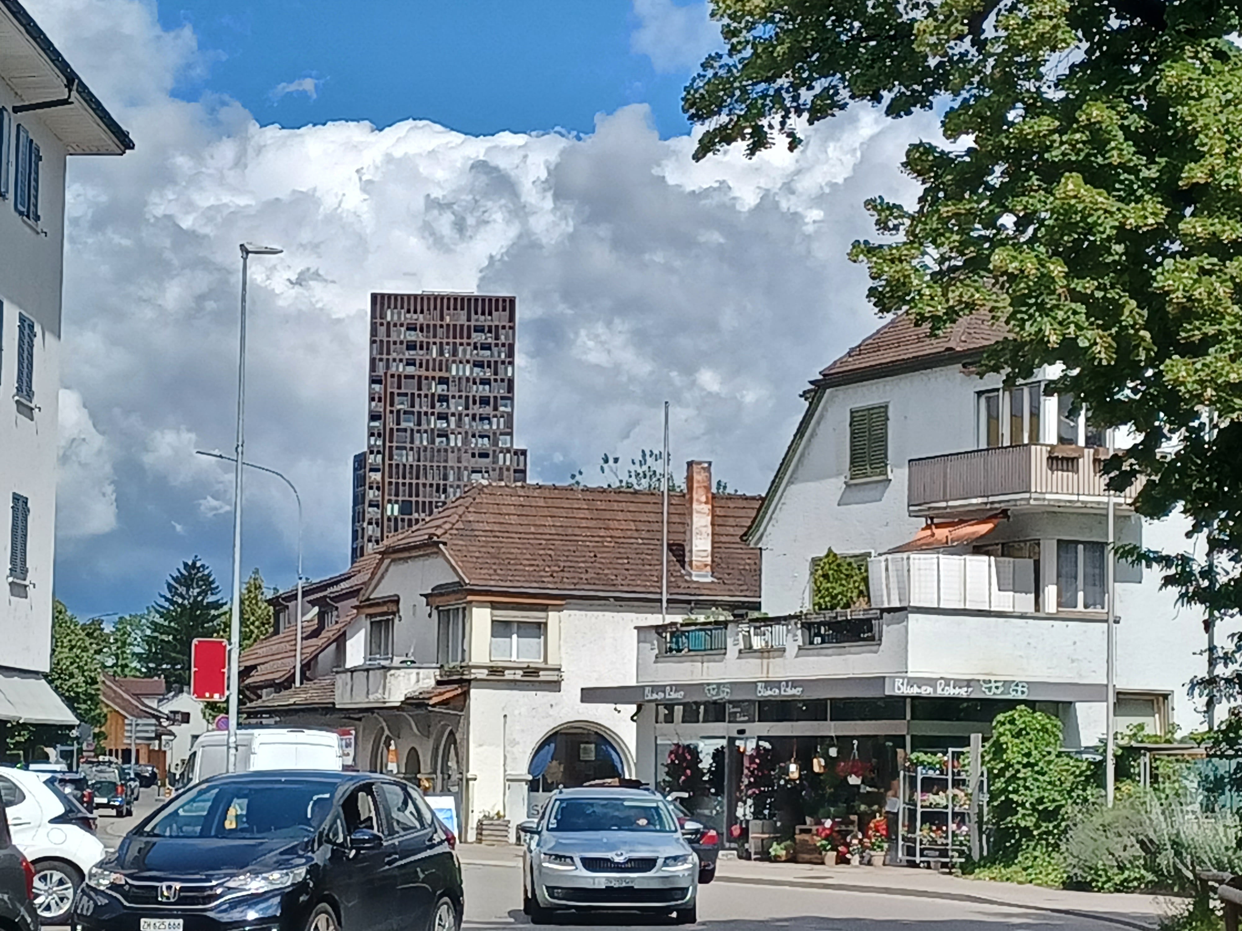 Una calle de la localidad de Dübendorf (Suiza), con una torre de viviendas al fondo, el 11 de junio.