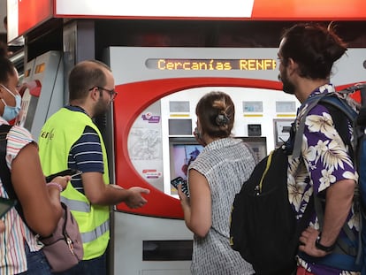 Viajeros compran sus billetes en la estación de Atocha en el primer día de adquisición de los abonos ofrecidos por Renfe, este miércoles.