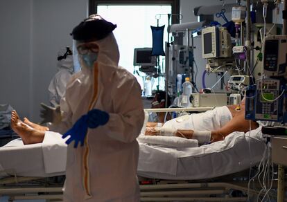 Varios sanitarios atienen a un paciente de covid en la UCI del hospital Ramón y Cajal, este jueves.