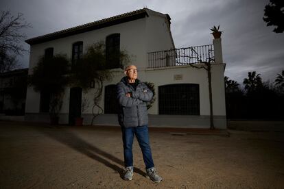 Mykola Prikhodko, profesor ucranio, frente a la Huerta de San Vicente, casa de Federico Garcia Lorca, en Granada.