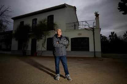 Mykola Prikhodko, profesor ucranio, frente a la Huerta de San Vicente, casa de Federico Garcia Lorca, en Granada.