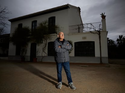 Mykola Prikhodko, profesor ucranio, frente a la Huerta de San Vicente, casa de Federico Garcia Lorca, en Granada.