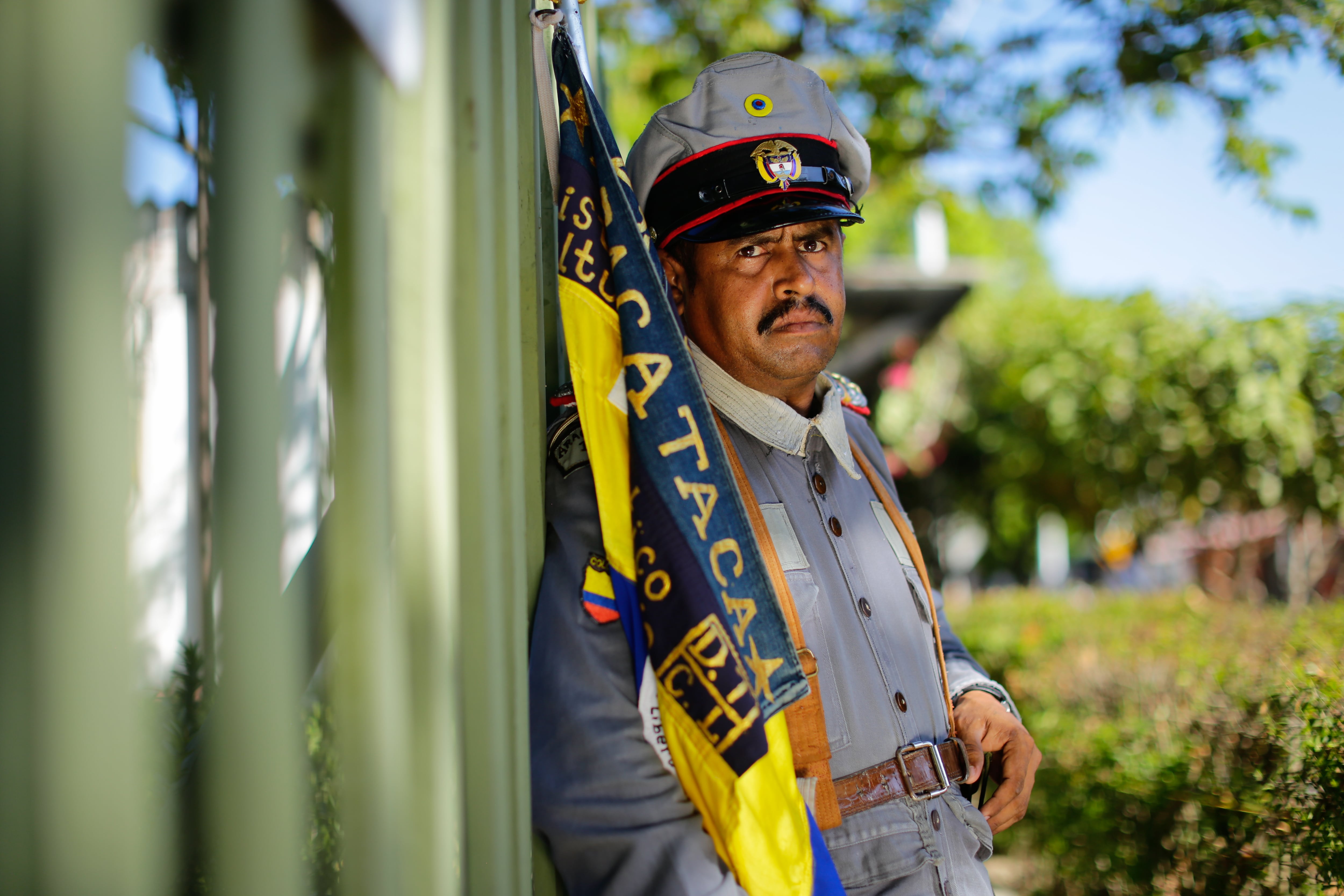 Jahir Beltrán, habitante de Aracataca, trabaja como guía turístico en el pueblo disfrazado del coronel Aureliano Buendía, personaje principal de la obra 