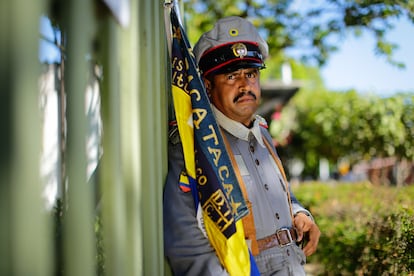 Jahir Beltrán, habitante de Aracataca, trabaja como guía turístico en el pueblo disfrazado del coronel Aureliano Buendía.