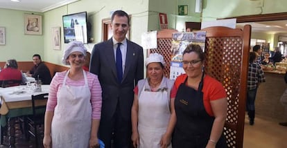 El Rey, este lunes, en una imagen colgada en Facebook por el restaurante Puerta de Extremadura.