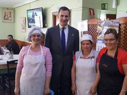 King Felipe VI on Monday with workers at Puerta de Extremadura restaurant.