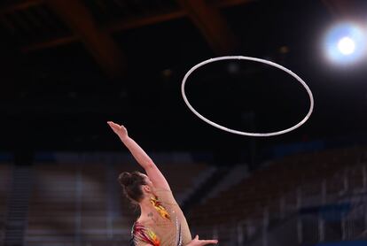 La búlgara Katrin Taseva lleva a cabo la prueba de aro en la prueba múltiple individual de gimnasia artística. 