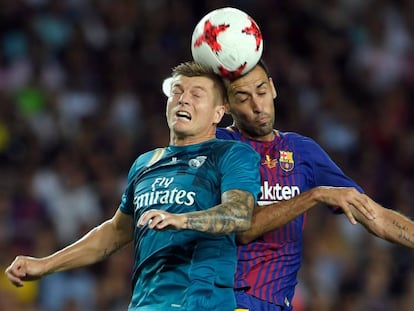 Busquets disputa el bal&oacute;n con Kroos. 