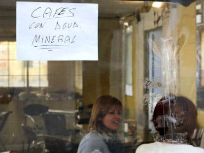 Los establecimientos de Alzira avisan a los clientes de que usan agua mineral, dado que el agua del grifo no es potable.