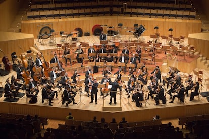 La Orquesta de la Suisse Romande durante la interpretación del ‘Concierto para flauta’, de Ibert, el pasado miércoles en el escenario de la Sala Mozart.