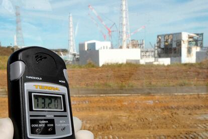 Un técnico mide la radiactividad en la prefectura de Fukushima.