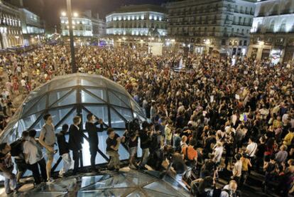 Los manifestantes abarrotan Sol anoche tras protestar por la carga policial de la madrugada del viernes.