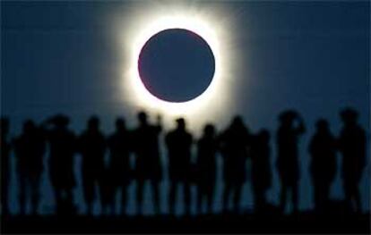 Un grupo contempla el eclipse de sol de este miércoles.