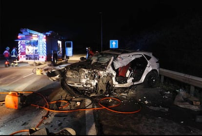 Estado en el que quedó uno de los vehículos accidentados en la autovía del Cantábrico.