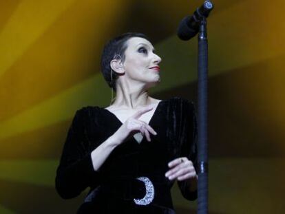 Luz Casal, en el concierto ben&eacute;fico a beneficio de la lucha contra el c&aacute;ncer, en febrero de 2011.