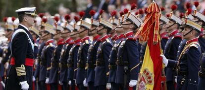 El Rey, vestido con el uniforme de capit&aacute;n general de la Armada, al inicio del desfile del D&iacute;a de la Fiesta Nacional.