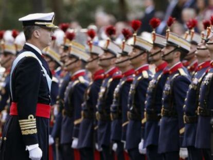 El Rey, vestido con el uniforme de capit&aacute;n general de la Armada, al inicio del desfile del D&iacute;a de la Fiesta Nacional.