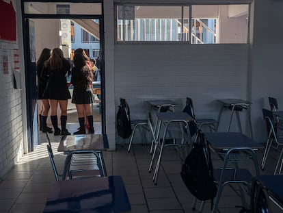Estudiantes afuera de un salón de clases en Santiago de Chile, en marzo de 2021.