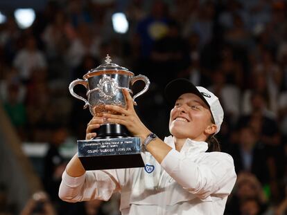 Swiatek posa con el trofeo de campeona, este sábado en la Philippe Chatrier de París.