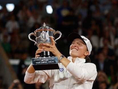 Swiatek posa con el trofeo de campeona, este sábado en la Philippe Chatrier de París.