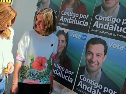 Susana Díaz camina junto a la candidata del PSOE en Ubrique, Isabel Gómez.