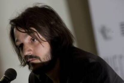 Fotografía tomada en marzo de 2012 en la que se registró al actor mexicano Diego Luna, quien leyó un cuento llamado "El gordito", un relato fantástico sobre una pareja en que una hermosa mujer se transforma cada noche en un hombre bajito y peludo. EFE/Archivo