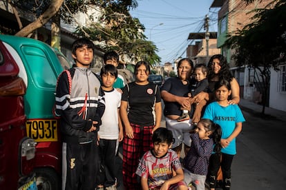 Los cinco hijos de Gabriela Zárate, los cuatro de su hermana, ella y su esposo, forman una familia multitudinaria de 11 en Villa El Salvador, al sur de Lima.  