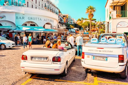En la costa Amalfitana (Italia), las autoridades controlan los vehículos de la cantidad de gente que la visita en verano. 