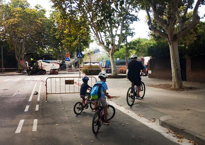 Castelldefells, 27/08/2024 El Ayuntamiento de Castelldefels inicia la remodelación de la avenida de la Pineda. El proyecto ha generado controversia ya que incluye la eliminación del carril bici para transformar la avenida en una vía de circulación compartida, lo que ha suscitado reacciones opuestas de varias entidades de la ciudad. Foto cedida por: Plataforma l'Avinguda de la Pineda no es toca