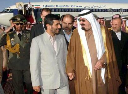 El presidente iraní, Mahmud Ahmadineyad (izquierda), es recibido por el rey saudí Abdalá a su llegada a Riad.