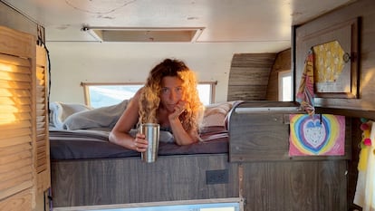 Gloria Pidal posa en la furgoneta camper en la que vive desde 2020.
