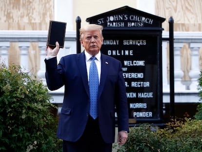 Donald Trump, el pasado lunes, posando con una Biblia frente a la Iglesia de Saint John.