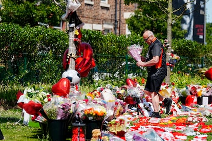 Un aficionado del Liverpool deja unas flores en el memorial de Diogo Jota, en el estadio de Anfield, en Liverpool.
