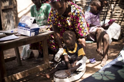 Hawa Coulibaly, de 30 años, es agente de salud comunitaria formada por Acción contra el Hambre para diagnosticar y tratar la desnutrición agua grave en su comunidad.