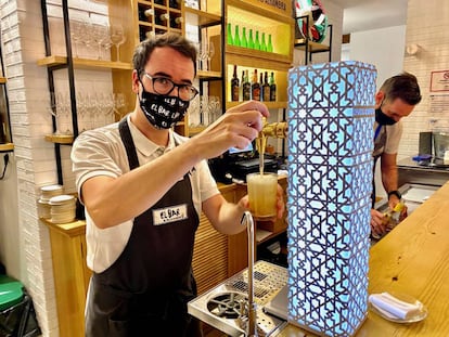 Pco Morales tirando una caña en la barra de su bar en Córdoba. J.C. CAPEL