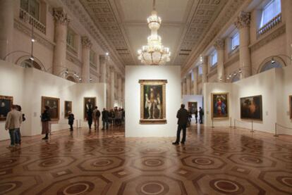 Visitantes de la exposición de arte español en una sala del Ermitage, donde ocupa un lugar destacado el retrato de Carlos V pintado por Tiziano.