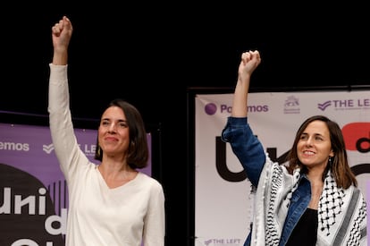 La secretaria general de Podemos, Ione Belarra, a la derecha, con un pañuelo palestino, junto a la eurodiputada Irene Montero , el sábado 19 de octubre.