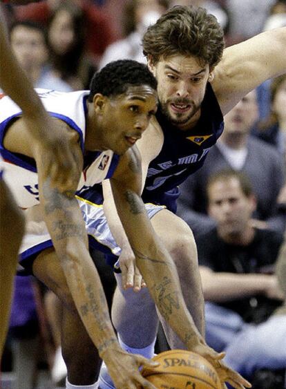 Marc Gaso lucha por un balón con Lou Williams, jugador del los Philadephia Sixers