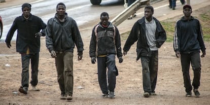 Un grupo de inmigrantes se dirigen al CETI tras saltar la valla de Melilla, el pasado lunes.