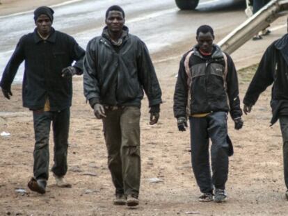 Un grupo de inmigrantes se dirigen al CETI tras saltar la valla de Melilla, el pasado lunes.