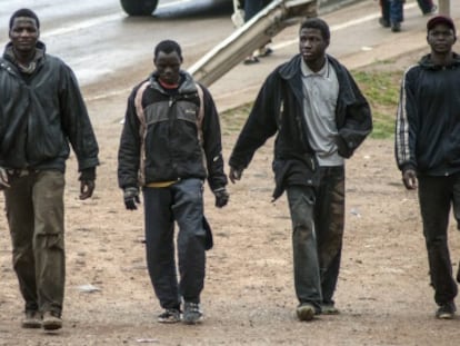 Un grupo de inmigrantes se dirigen al CETI tras saltar la valla de Melilla, el pasado lunes.