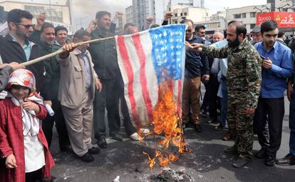 Un grupo de iraníes queman una bandera estadounidense durante un mitin contra tras las oraciones del viernes en Teherán, el 12 de abril de 2019. 
