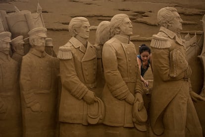 La escultora Sue McGrew trabaja en una obra de arena que compite en la sección América - Japón durante la exhibición de esculturas de arena en Yokohama (Japón).