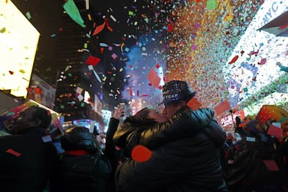 Joey y Claudia, una pareja de California, se besa durante la celebración del Año Nueva en Times Square de Nueva York.