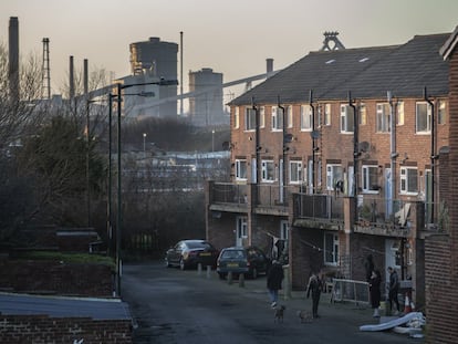 Una fila de casas de clase obrera en la localidad industrial de Redcar (Middlesbrough). Al fondo, una de las fábricas de acero que cerró hace años dejando a miles de personas desempleadas.