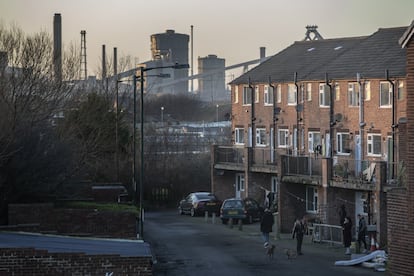 Una fila de casas de clase obrera en la localidad industrial de Redcar (Middlesbrough), que solía vivir de la producción de hierro y acero. Al fondo, una de las fábricas de acero que cerró hace años dejando a miles de personas desempleadas.