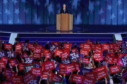 Los asistentes a la convención demócrata con carteles en que se lee: "Gracias Joe" y "Queremos a Joe".