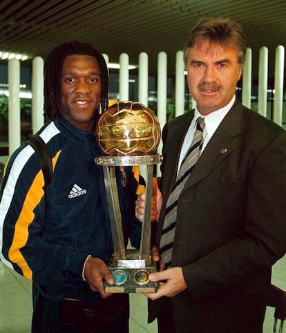 El jugador holandés del Real Madrid, Clarence Seedorf ( I) , y su entrenador, Guus Hiddink, muestran el Trofeo de la Copa Intercontinental conseguido al vencer al Vasco de Gama brasileño por 2- 1. 2/11/1998